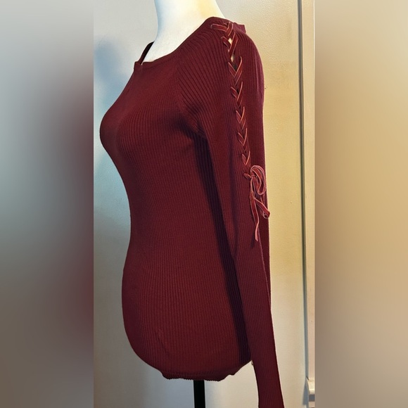 89th & Madison Wine Off-the-Shoulder Sweater - Picture 4 of 9